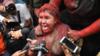 Патрисия Арсе общается со СМИ после нападения толпы, которая обрызгала ее красноватой краской и остригла волосы в Винто, Боливия, 6 ноября 2019 г.