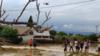 Жители покидают свои затопленные дома после того, как ливень обрушился на район Мурци на острове Эвия, Греция, 9 августа 2020 г.