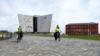 Полицейские на велосипедах видны перед музеем Титаник в Белфасте в гавани Белфаста, поскольку распространение коронавирусной болезни продолжается