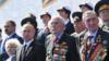 Владимир Путин и ветераны наблюдают за военным парадом в Москве 24 июня