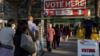 Работники избирательных участков стоят в очереди, чтобы позавтракать перед открытием избирательных участков в Регистраторе избирателей в день президентских выборов в США в Сан-Диего, Калифорния