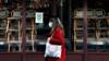 Женщина проходит мимо закрытого ресторана в Париже 18 ноября