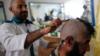 Паломнику обрили голову во время хаджа в Саудовской Аравии