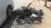 Рама мотоцикла брошена на улице после того, как она была сожжена в ходе уличных столкновений в провинции Галле, Шри-Ланка