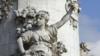 Свобода на статуе Марианны с обнаженной грудью - выдающаяся особенность площади Республики в Париже