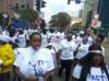 Протестующие в Найроби идут по улице с транспарантами и в футболках того же цвета.