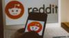 Логотип Reddit на телефоне и ноутбуке