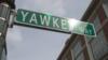 Уличный знак Yawkey Way возле Фенуэй-парка в Бостоне