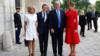 Президент Франции Эммануэль Макрон (2L) позирует рядом со своей женой Бриджит Макрон (слева), президентом США Дональдом Трампом и первой леди США Меланией Трамп перед Музеем армии