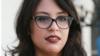 Эмна Чарки, обвиненная в посягательстве на приличие и подстрекательстве к насилию, разговаривает с журналистами перед судом в столице Туниса, 28 мая 2020 г.