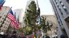Рождественская елка Рокфеллер-центра прибывает на Рокфеллер-Плаза и устанавливается на место 14 ноября 2020 года в Нью-Йорке.