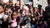 Борис Джонсон на фото с группой детей, подающих знак мира в Кейптауне