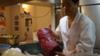 Шеф-повар ресторана с китовым мясом в Токио демонстрирует кусок красного мяса