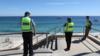 Полицейские патрулируют пляж Коттесло в Перте, Австралия