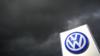 Знак Volkswagen с грозовыми облаками позади