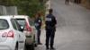 Офицеры французской полиции стоят на месте, где Жаклин Вейрак была найдена живой через два дня после похищения