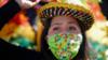 Женщина в маске протестует в Боливии