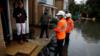 Работники водоканала беседуют с жителями из затопленных домов в Хемел-Хемпстеде, Хертс, 4 октября 2020 года