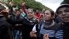 Безработные выпускники выкрикивают лозунги во время демонстрации, призывающей правительство предоставить им возможности трудоустройства, в Тунисе, Тунис, 22 января 2016 г.