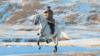 На этом недатированном снимке, опубликованном Центральным информационным агентством Кореи 16 октября 2019 года, лидер Северной Кореи Ким Чен Ын едет на белом коне среди первого снега в Устье Пэкту.