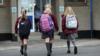 Девочки поступают в начальную школу Brooklands в Дандональде в сентябре