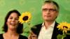 Сопредседатель партии зеленых Анналена Баербок и главный кандидат партии зеленых Германии Свен Гигольд празднуют