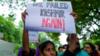 Индийский активист держит плакат во время демонстрации протеста против президентского указа об отмене статьи 370