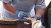 Медицинский работник проводит укол пальца пациенту