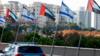Флаги Израиля и Объединенных Арабских Эмиратов выстроились на дороге в израильском прибрежном городе Нетания, 16 августа 2020 г.