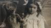 Ида Уэбб (позже Геринг) в возрасте трех лет вместе с Медведем в 1916 году.