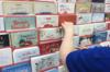 Заведующий магазином сортирует рождественские открытки в Card Factory