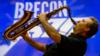 Тим Гарланд играет на саксофоне на джазовом фестивале Brecon 2012