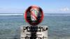 На фото из архива, сделанном 25 февраля 2010 года, виден знак, запрещающий купание в Сен-Ле, на острове Реюньон в Индийском океане