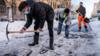Соседи убирают снег на улицах, которые соединяются с больницей Грегорио Мараньон в Мадриде
