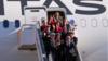 Генеральный директор Qantas Group Алан Джойс и команда после прибытия в аэропорт Сиднея после завершения беспосадочного тестового полета из Нью-Йорка