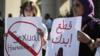 Египетские женщины держат плакаты во время акции протеста против сексуальных домогательств в Каире, Египет, 14 июня 2018 г.