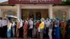 Избиратели выстраиваются в очередь, чтобы проголосовать в Янгоне, Мьянма