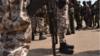 Солдаты Берега Слоновой Кости стоят на страже в аэропорту Буаке