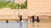 Дети, играющие в паводковой воде в Омдурмане, Судан - 2020