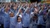 Палестинские школьницы поднимают руки во время утренней зарядки в школе Унрва в городе Газа, 29 августа 2018 г.