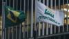 Бразильский флаг и флаг Petrobras развеваются перед штаб-квартирой Petrobras в Рио-де-Жанейро 13 апреля 2016 г.