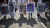На этой фотографии из архива, сделанной 26 сентября 2019 года, люди протестуют в Мехико в ознаменование пятилетия исчезновения 43 учеников педагогического училища в Айотзинапе
