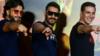 Болливудские актеры Ранвир Сингх (слева), Аджай Девгн (в центре) и Акшай Кумар позируют для снимка во время запуска трейлера своего предстоящего боевика на хинди «Сооряванши» в Мумбаи 2 марта 2020 г. (Фото Суджита Джайсвала / AFP) ( Фото СУДЖИТ ДЖЕЙСВАЛ / AFP через Getty Images)