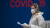 Медицинский работник в маске стоит возле центра тестирования на Covid-19 в Праге, Чешская Республика, 17 сентября