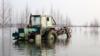 Трактор застрял в паводке возле Банге, Саффолк