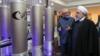 Президент Ирана Хасан Рухани (справа) и глава иранской организации по ядерным технологиям Али Акбар Салехи инспектируют ядерные технологии по случаю Национального дня ядерных технологий Ирана в Тегеране, Иран, 9 апреля 2019 г.