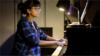 Ишани Перинпанаягам играет на пианино
