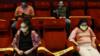 Члены семей передовых работников Covid-19 смотрят фильм в Дели 15 октября 2020 года