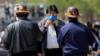 Бывший президент Боливии Эво Моралес держит маску на лице, когда он возвращается на родину из изгнания в Аргентине, в приграничном городе Виллазон, Боливия, 9 ноября 2020 года.