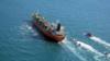 На рекламной фотографии, предоставленной агентством Tasnim News, видно, что реактивные катера Корпуса стражей исламской революции (КСИР) захватывают танкер под южнокорейским флагом по имени Ханкук Чеми в Персидском заливе, 4 января 2021 года.